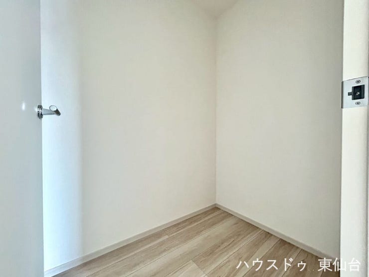 2階の収納スペースです♪
将来の思いがけない収納にも備えられそうですし、荷物が少なめの方はコワーキングスペースにしてもよさそうです♪