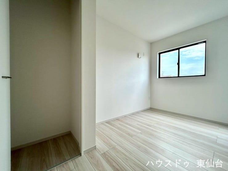 自然光がしっかり入る、気持ちのいい明るさの洋室です。