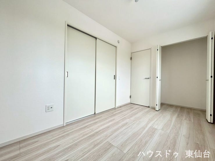 引き戸で行き来も換気もしやすい2方向からアクセスできる1階の洋室です♪