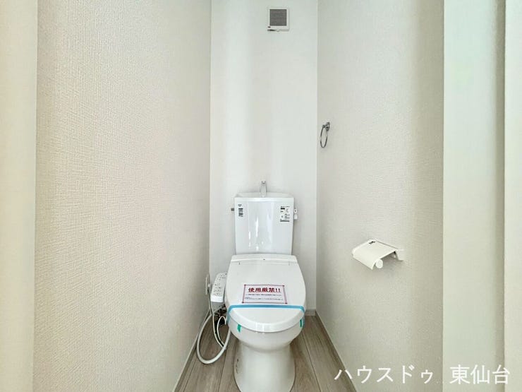 シンプルイズザベストトイレ♪もちろん温水洗浄便座付きです♪