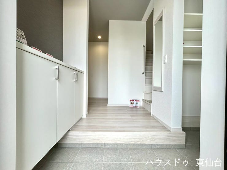 土間収納もあり、いつでもすっきりとした玄関を保ちやすいですね♪ベビーカーもスポッと入れられる余裕があります