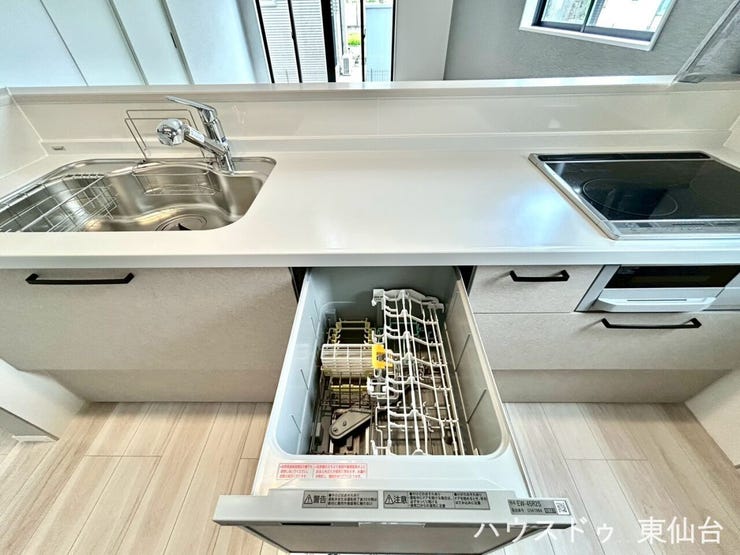 モノの出し入れがしやすいスライド式の収納を採用しています♪
スイッチ一つで洗い物が完了♪頼もしい食洗器付きです♪