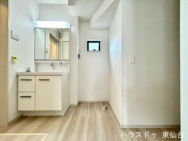 うれしい三面鏡♪小窓もついて断熱性も確保しながらじめじめしがちな水回りもきれいさっぱり快適に過ごせそうです♪