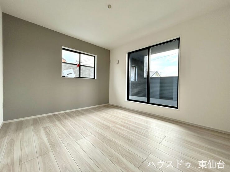 視線がバルコニーに抜ける開放感のある洋室です♪