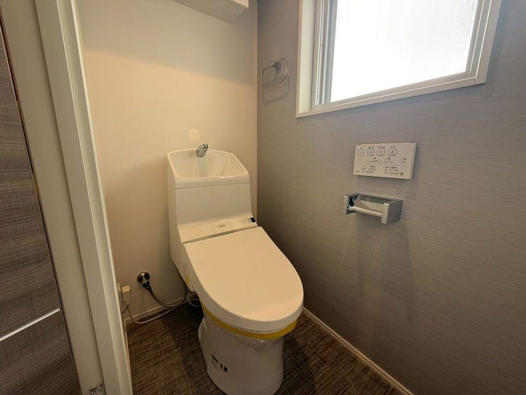 温水洗浄便座付きトイレを採用。毎日快適にお使いいただける、使い勝手の良い設備です。