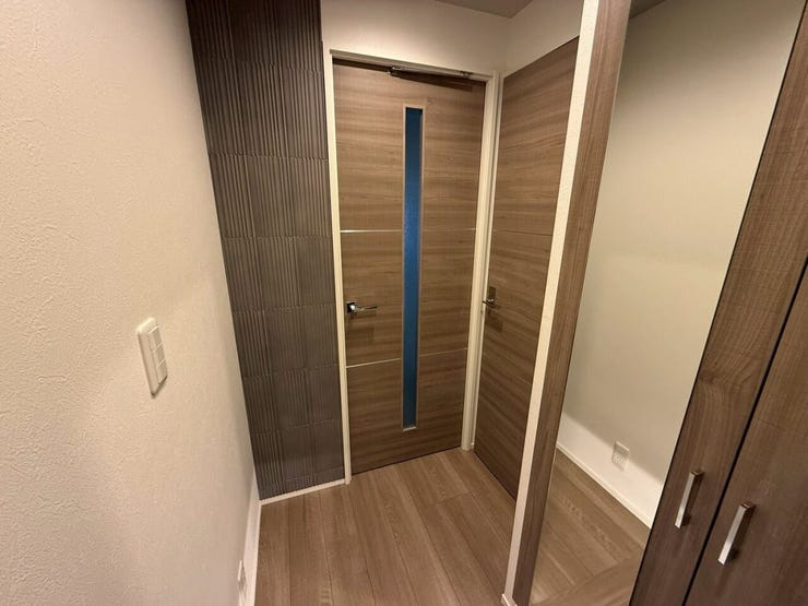 全身鏡付きの玄関を採用。お出かけ前の身だしなみチェックができ、空間にも広がりを感じられます。