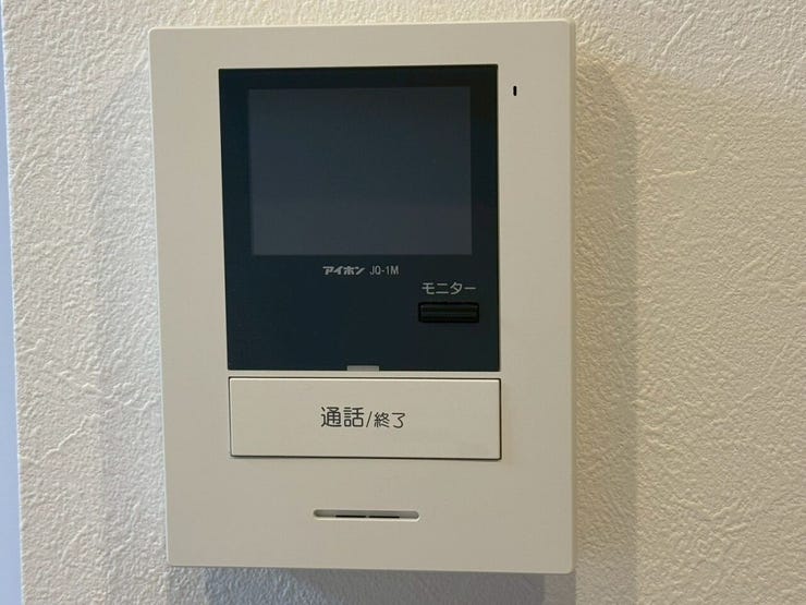 録画機能付きカラーテレビドアホンを設置。来訪者を映像で確認でき、防犯面にも配慮された設備です。