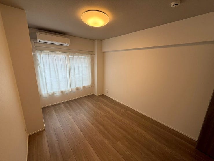 約6.6帖のゆとりある洋室。ベッドを置いても空間に余裕があり、主寝室としてもおすすめです。