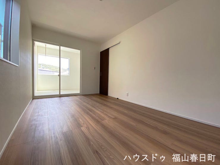 2F洋間① 7.5帖
奥に見えるのはサンルームです。