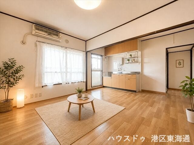 【リビング】
実際の写真に家具や調度品をCG合成したものです。
(家具等は販売に含まれておりません。)
温かい雰囲気の広々LDKスペースです。