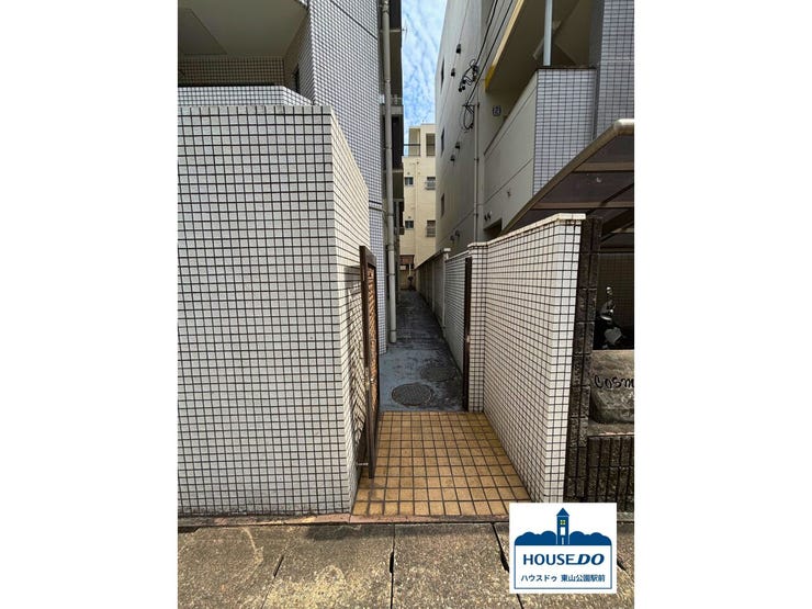 マンション端にある通路のようす。
駐輪場につながっています。