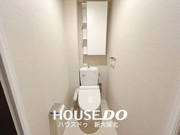 ■白を基調とした清潔感のあるトイレになっています!
■トイレ後ろにはトイレットペーパー等を収納できる収納付き♪