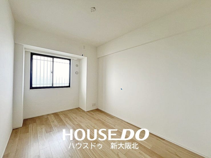 ■玄関入って左側の洋室です!
■この洋室は6帖あるので、寝室としてもオススメです!
■ダブルベッドを置いても十分な広さがあります!
