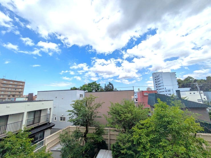 ■眺望写真■
お部屋にいながらにして窓の外に瑞々しい木々が望める、まるでお抱えの庭があるかのような借景が魅力です。外の緑がリビングのデザインの一部のように溶け込み、住まい全体にさらなる奥行きを◎