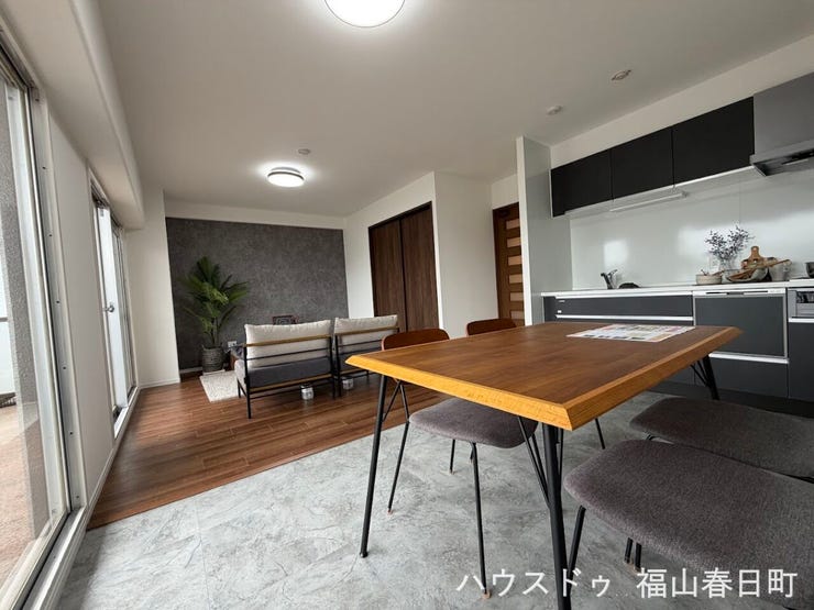 ■南向き・日当たり良好■午後の陽ざしがやわらかく部屋を包む、明るく温かみあふれるリビング空間です。