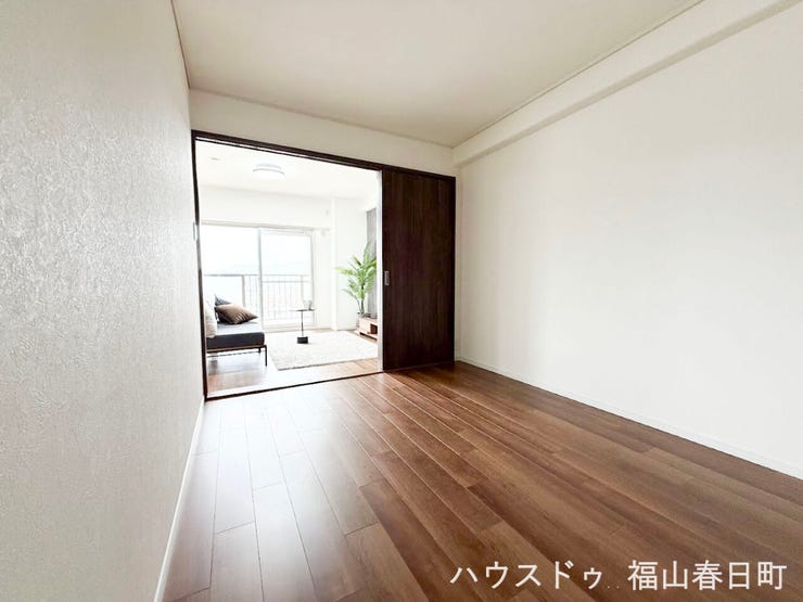 約6畳の洋室。主寝室としてはもちろん、ベビーベッドやデスクも置けるため、子育て世帯にもおすすめです。