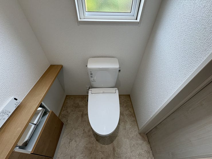 室内(2026年7月)撮影
◎現地案内予約受付中!◎
棚付きのトイレは小物類やトイレットペーパーのストックを置けます
