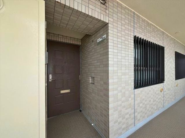 エレベータホールから近い玄関は廊下から少し中に入っているので扉を開けた際に中が見えにくいのは安心ポイントですね