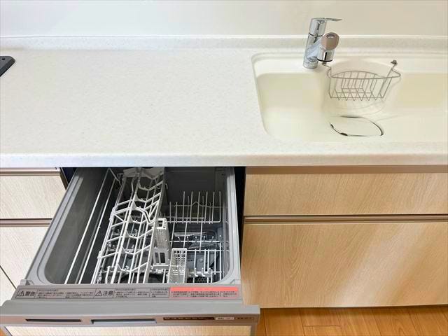 食洗器と浄水器付き水栓。食後の家事の一部をお任せすることで家族との時間が増えますね