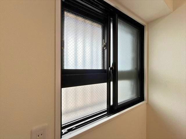 玄関側の2部屋の窓は寒さ、暑さを軽減できる二重窓になっています。防犯面も安心ですね。