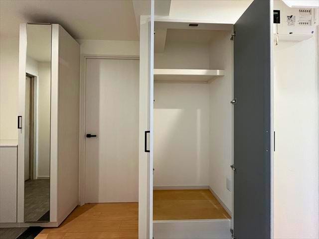 玄関ホールの収納はお掃除道具を仕舞ったりお出かけ時のものを仕舞ったりと使い方を考えるのも楽しそうですね