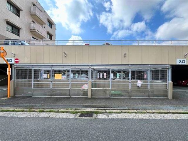 ゴミ置き場:駐車場の前にあり扉があることでカラスなどにゴミを散らかされることがありません