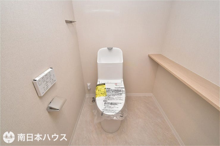 東郡元町 サーパスNEW鴨池 【トイレ】温水洗浄便座機能付きのトイレにはリフォーム済みです♪芳香剤などを置ける棚付きです♪