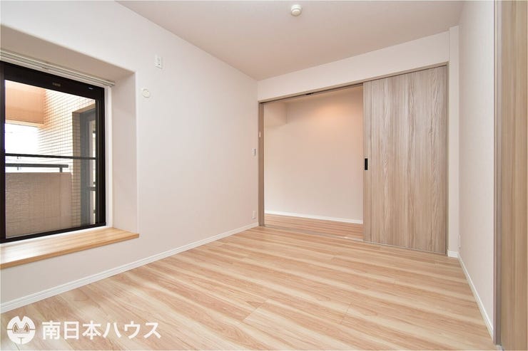 東郡元町 サーパスNEW鴨池 【洋室】6.4帖の洋室です！リビングからの出入りになるお部屋です！南向きの窓は出窓です♪