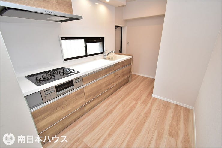 東郡元町 サーパスNEW鴨池 【キッチン】キッチンはガス仕様のシステムキッチンに新調！窓や勝手口のあるキッチンスペースです♪