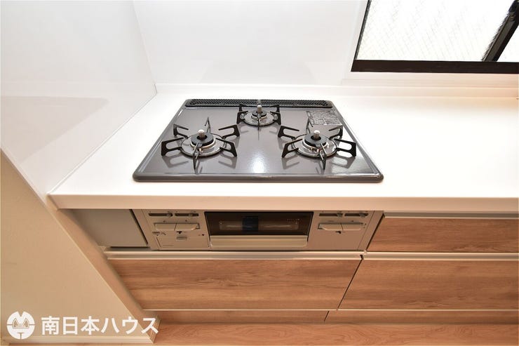 東郡元町 サーパスNEW鴨池 【コンロ】3口のコンロにグリル付き！火力の調整が分かりやすく、様々な調理器具を使用できます♪