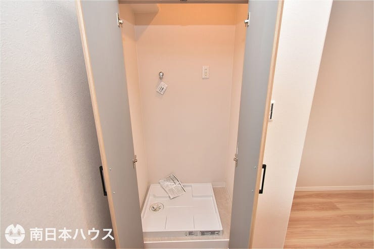 東郡元町 サーパスNEW鴨池 【洗濯機置き場】扉付きの洗濯機置き場です！洗濯パン付きでもしもの水漏れ時に被害を抑えられます♪