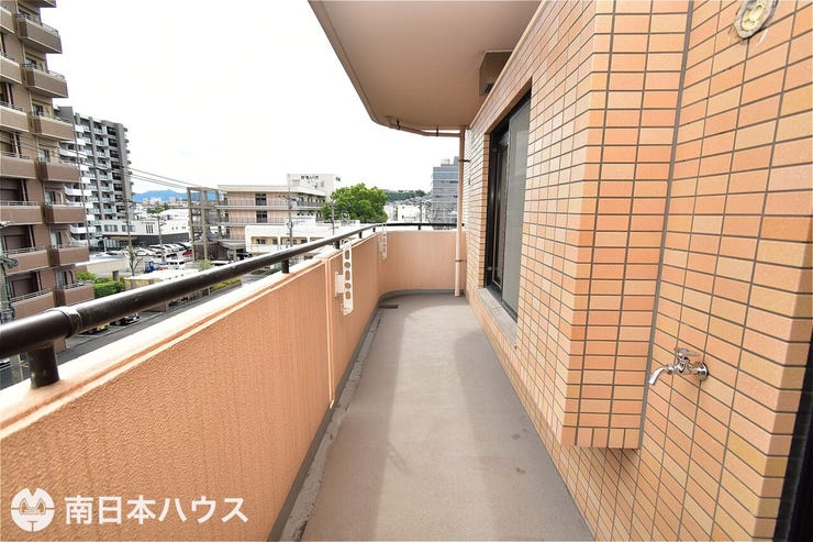 東郡元町 サーパスNEW鴨池 【バルコニー】南向きのバルコニーです！日当たり良好！外水栓もありお掃除などに便利です♪