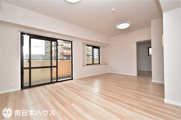 東郡元町 サーパスNEW鴨池 【リビング】18.3帖のリビングです！南向きの窓から明るい日が差す室内！通風も良好です♪