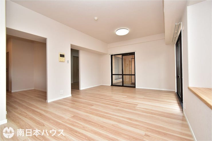 東郡元町 サーパスNEW鴨池 【リビング】18.3帖のリビングです！クロス、床、室内扉のリフォーム済みです♪3方角部屋！