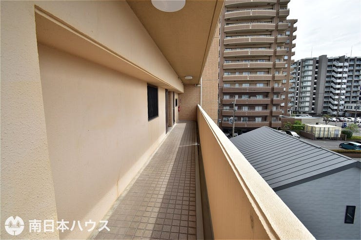 東郡元町 サーパスNEW鴨池 【アルコーブ】門扉から玄関扉までの広々とした玄関ポーチです
