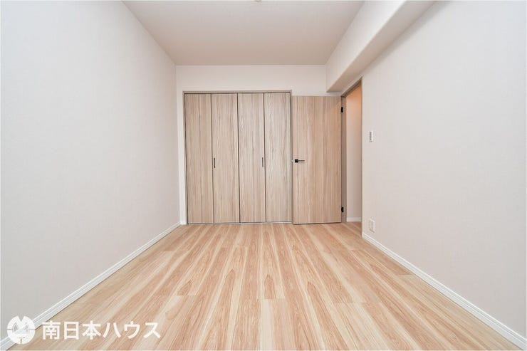 東郡元町 サーパスNEW鴨池 【洋室】5.1帖の洋室です！南向きの窓に面した明るい室内です♪全居室収納あり！