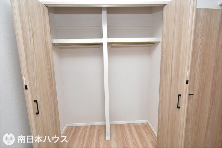 東郡元町 サーパスNEW鴨池 【洋室収納】6.4帖の洋室にある収納です！ハンガーパイプ付きです♪