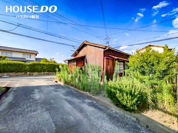 【外観】
古家付き☆
周辺は住宅が建ち並び、暮らしの雰囲気をつかみやすい立地です♪