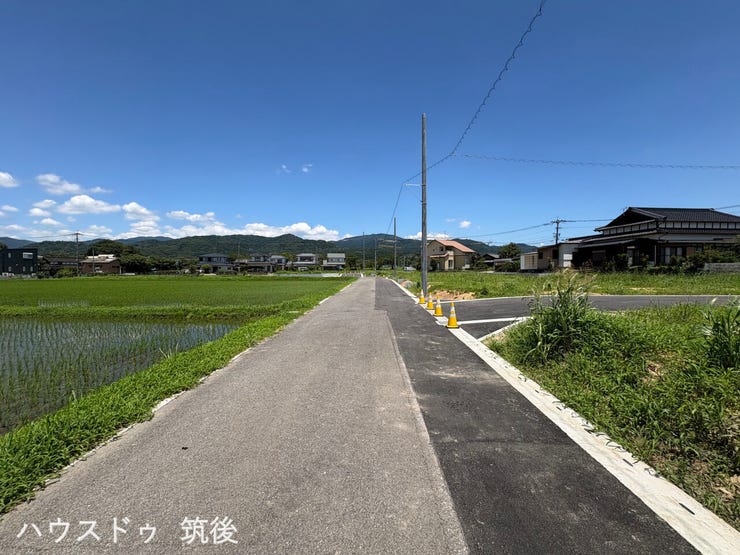 【1号地:前面道路含む現地写真】直線で見通しが良く、平坦なアクセス道路です。お車の運転に不慣れな方でも落ち着いて出入りがしやすい環境。