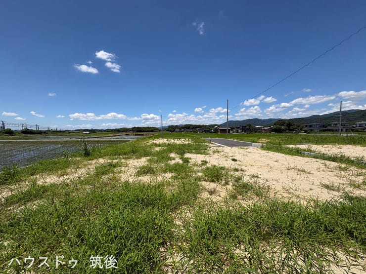 【2号地:外観】敷地から周辺を見渡した写真です。周囲は遮るものが少なく、スッキリと開放的な住環境が広がっています。