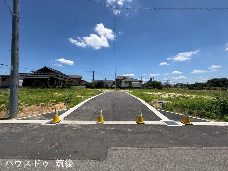 【前面道路含む現地写真】新しくきれいに舗装された分譲地内の開発道路です。中原駅まで徒歩約6分、建築条件なしの全12区画。すっきりと美しく整えられた街並みや周辺環境をぜひ現地でご確認ください。