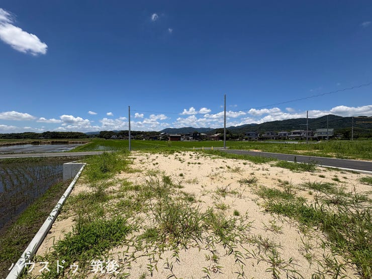 【3号地:外観】新設された道路や境界ブロックが美しく整えられた区画です。周囲は空が広く感じられる開放的なロケーション。実際の敷地のゆとりや周辺環境を、ぜひ現地で一度お確かめください。