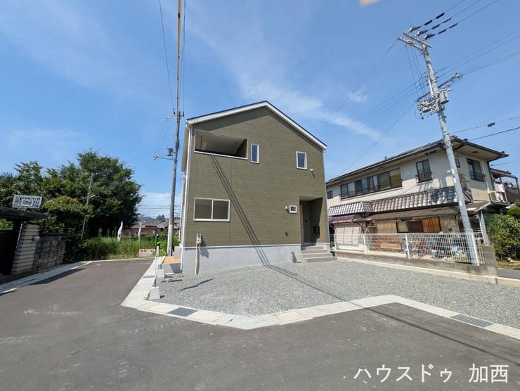 【外観】
木目調でおしゃれな外観です♪