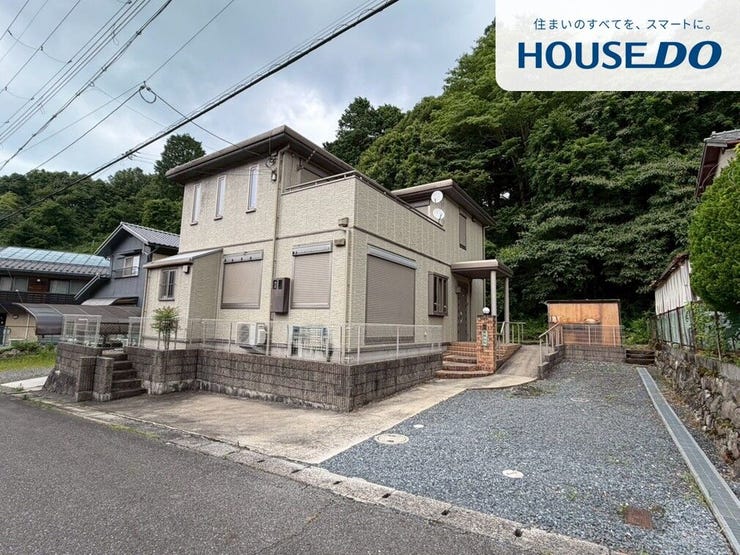 【外観】
閑静な住宅地にある6LDKの物件。