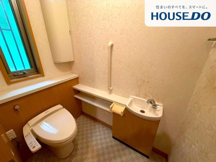 トイレは窓付きなので換気がしやすいですね。