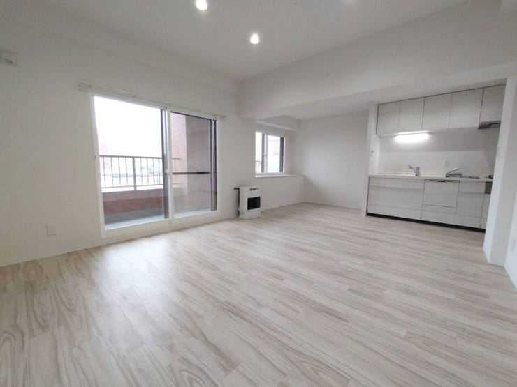 《リビング》
南向き角部屋で日当たり・風通し良好♪
リフォーム済みのきれいなお部屋です。
白を基調としたシンプルで明るい内装でより広々とした印象です。