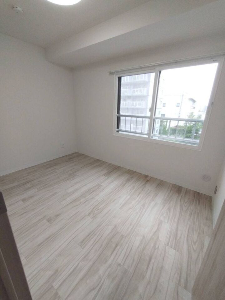 《洋室3》
約4帖のお部屋です。
シンプルな内装でインテリアも選びやすい♪お好みの空間に♪