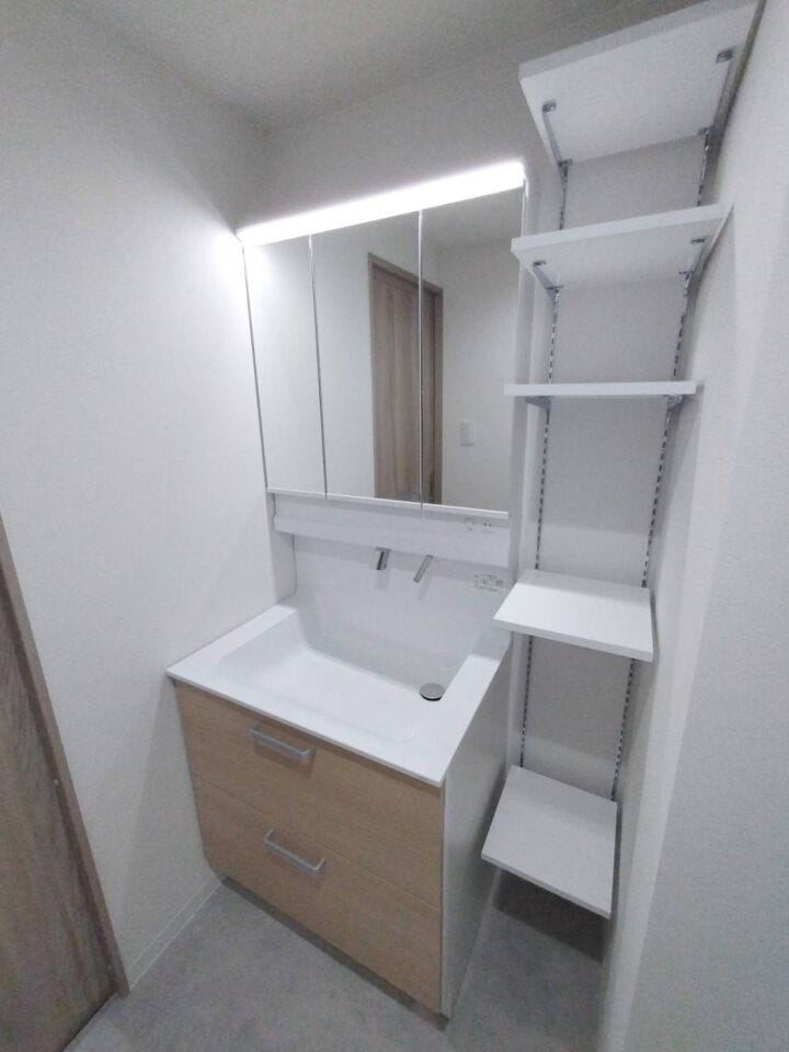 《洗面化粧台》
シンプルで使いやすい洗面化粧台。
下の扉を開けるとストック品等を収納可能です。
可動棚がありストック品やタオル等の収納に便利♪