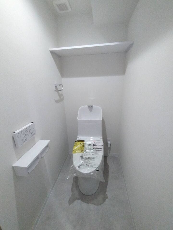 《トイレ》
ウォシュレット付きトイレです。
上部収納あり!ストック品や掃除用品の収納に♪