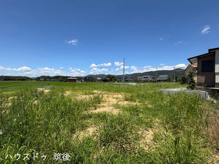 【5号地:外観】敷地から周辺を見渡した写真です。緑が広がるのどかな景色と広い空に囲まれた、とても開放的な住環境が魅力。中原駅まで徒歩約6分と駅近でありながら、落ち着いた暮らしが叶う好立地です。